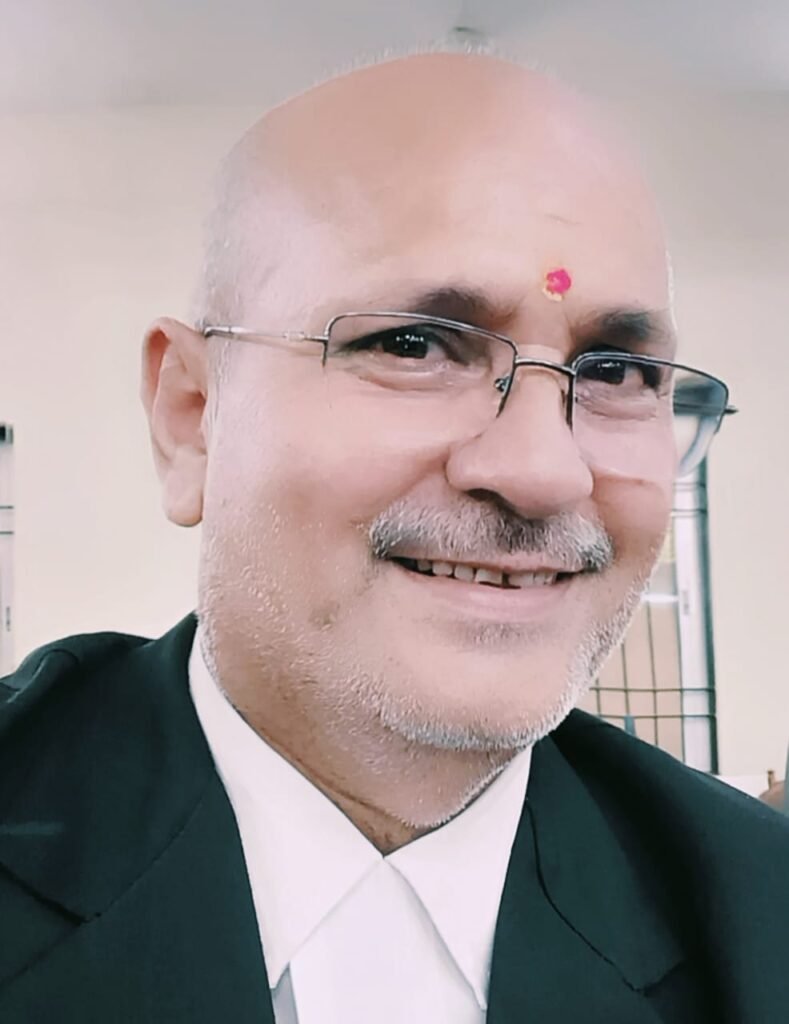 अधिवक्ता रामकिशोर शर्मा छत्तीसगढ़ प्रांत स्तरीय ब्राह्मण महा सम्मेलन में छत्तीसगढ़ द्विज भूषण की उपाधि से सम्मानित हुए।